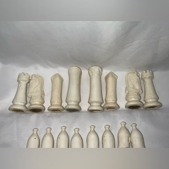 VTG DUNCAN MEDIEVAL CHESS SET GLAZED TURQUOISE WHITE CERAMIC COMPLETE 32 PIECES - Picture 3 of 16